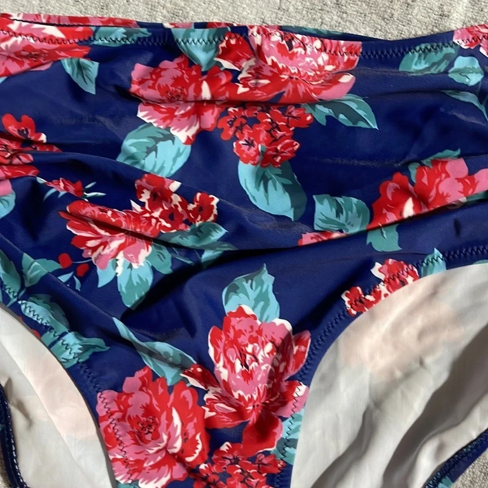 NWOT women’s blue floral swim bottoms M